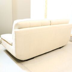 関家具/RELAX  FORM リラックスフォームよりTREVISO(トレビソ)2.5人掛けソファです。船底デザインのモダンな2Pソファ。ワイドなサイズと包み込まれるような座り心地が快適な空間に。