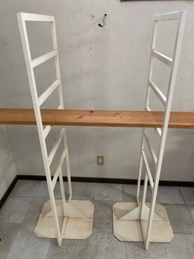 ②白のスチール棚の支柱