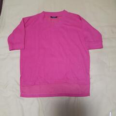 イングの濃いピンクTシャツ