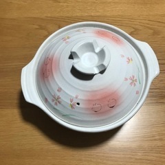 白色とピンク色の鍋