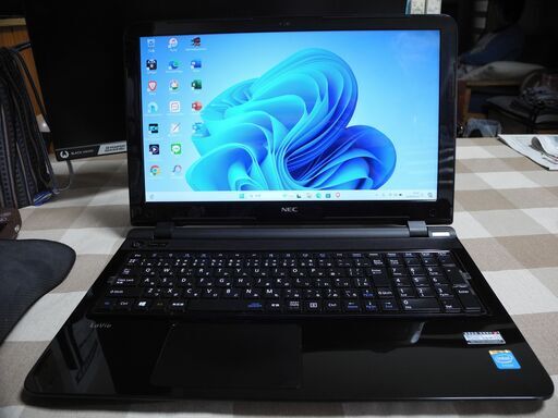 値下げしました　綺麗なお品です　SSD搭載　メモリ８GBで快適に動作します　（返品可）
