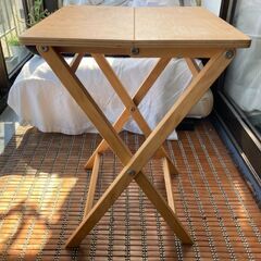 お取引中【無料】木製小テーブル(折りたたみ式)　差し上げます！