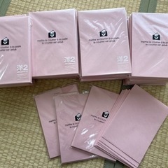 薄ピンク色の洋2サイズ封筒15枚入x40パック+バラ10枚ほど