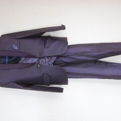 男の子　3ピーススーツ紫色，黒2ピーススーツ各150ｃｍ2着