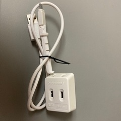 iPhone充電ケーブルと電源タップ