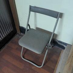 昭和レトロ　折りたたみ椅子　小さめの折りたたみ椅子　２脚あります...