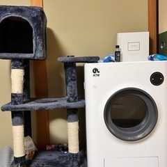 自動トイレとキャットタワーと自動給水器 猫