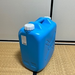  新品　灯油ポリ缶18L  (4個あり)