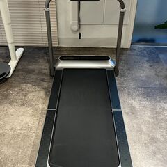 折りたたみ収納できるルームランナー（ウォーキングマシン）