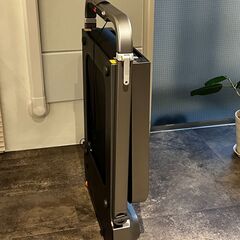 折りたたみ収納できるルームランナー（ウォーキングマシン）