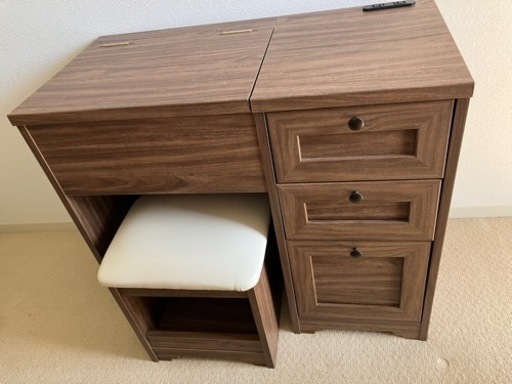 ニトリ　ドレッサーとデスクがひとつになったドレッサーデスク　家具 オフィス用家具 机　化粧台　メイク収納