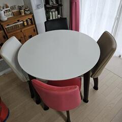 ダイニングテーブル+椅子2脚(赤、白)