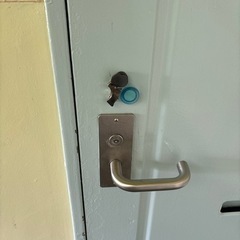玄関ドアについた磁石先着順