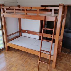 二段ベッド、明るい茶色の木材、良好な状態