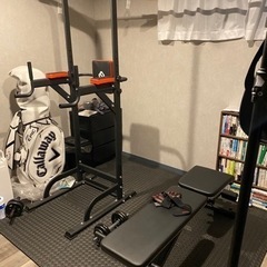 ホームジム、トレーニングベンチ、ダンベル、懸垂マシン、トレーニング 