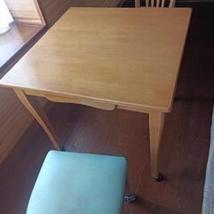 正方形の二人掛けのテーブル椅子2脚セット