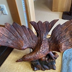 木彫り鷹の置物
