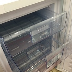 【✨取り出し整理整頓が簡単❗️耐熱トップテーブル❗️耐熱温度
100℃❗️ちょうど良いサイズ❗️✨耐荷重３０kg❗️】定価¥24,800円　右開き85L冷凍庫 IRISOHYAMA／アイリスオーヤマ　2020年製