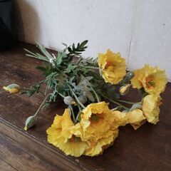 キンポウゲの造花ひと束
