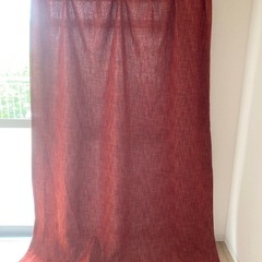 ニトリのカーテン赤色