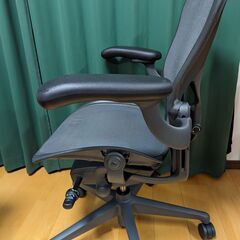 【美品】アーロンチェア リマスタード Bサイズ グラファイトベース