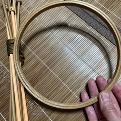 刺繍枠と編み棒