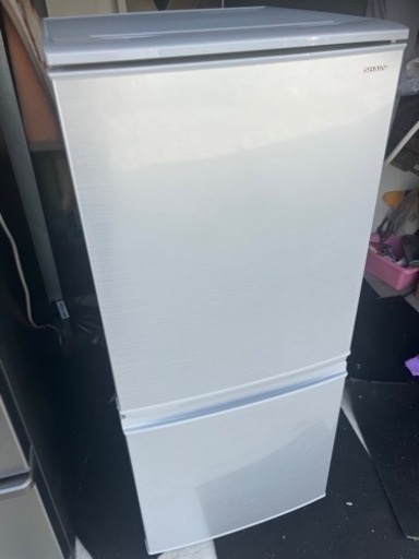 綺麗な冷蔵庫　137L Sharp  2018ね