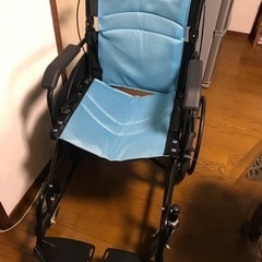 【新品未開封】コンパクトに折りたたみ可能！超軽量車いす！