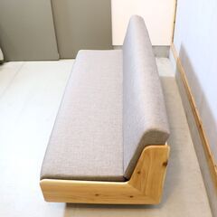 福岡大川の家具メーカーMeuble(モーブル)とディノスがSDGsへの取り組みでコラボレーションしたごろ寝ソファベッド。時を刻む日田杉の大径木を現代の住空間に合う商品に再生した3人掛けソファです。