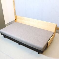 福岡大川の家具メーカーMeuble(モーブル)とディノスがSDGsへの取り組みでコラボレーションしたごろ寝ソファベッド。時を刻む日田杉の大径木を現代の住空間に合う商品に再生した3人掛けソファです。