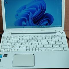 良品　東芝　DynaBook　T554/45KW 白色ノートパソコン