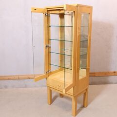 稀少なバーズアイ・メープルを使用したのキュリオケースです。高級感のある飾り棚は上品で洗練された印象に。食器棚や本棚などにもオススメです♪コンパクトなフォルムは店舗のショーケースにも。/府中家具