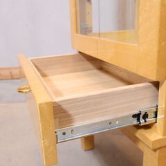 稀少なバーズアイ・メープルを使用したのキュリオケースです。高級感のある飾り棚は上品で洗練された印象に。食器棚や本棚などにもオススメです♪コンパクトなフォルムは店舗のショーケースにも。/府中家具