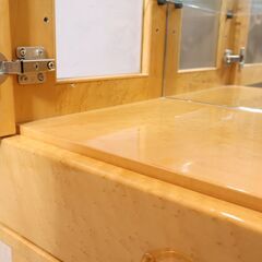 稀少なバーズアイ・メープルを使用したのキュリオケースです。高級感のある飾り棚は上品で洗練された印象に。食器棚や本棚などにもオススメです♪コンパクトなフォルムは店舗のショーケースにも。/府中家具