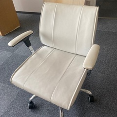 パソコンに最適/白い肘掛け椅子