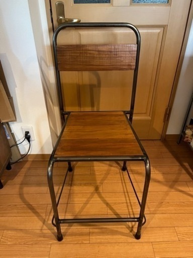木の椅子 2脚　23000円で購入