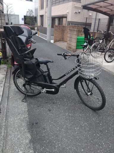 e219土日もお子様と土足のままいろいろなタイプの電動自転車のご試乗可能です  ️電動自転車・リサイクル専門店　　ご試乗をしてから、ご購入できます。  ２０インチ、チャイルドシート、２人乗り、３人乗り、１人乗り電動自転車  バカ良心的な電動自転車屋１００日間・安心の無料点検・️無料交換保証サービス付き  後ろチャイルドシートを大きめのかごに変更のオプション無料です。  バッテリーは新品の９０％以上の性能です。  １回の充電で３