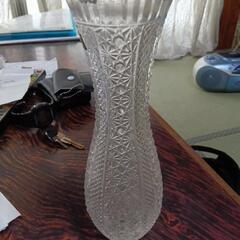 口径7cm のガラスの花瓶です
