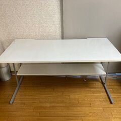 ホワイト色のデスク テーブル　(破損あり)　横幅 140cm ×...