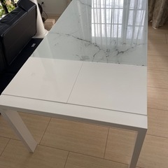 ニトリ 大理石調ガラスダイニングテーブル