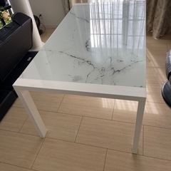 ニトリ 大理石調ガラスダイニングテーブル