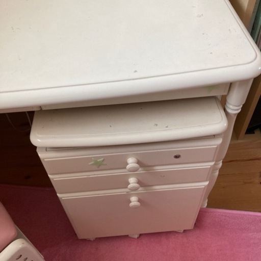 白い学習机と白いイス オカムラ製 白い学習机の椅子のみ オカムラ製