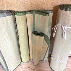 ござ　藁の畳4.5枚　板などの木材　
