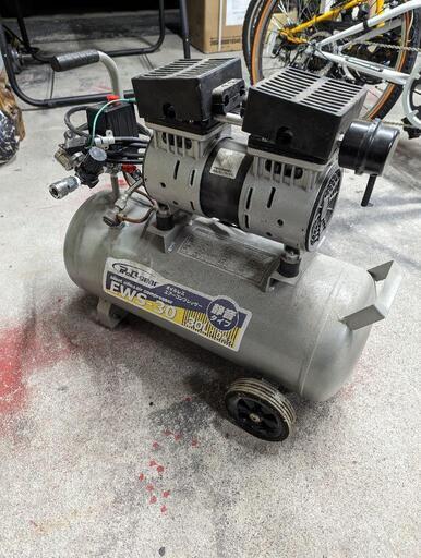 コンプレッサー100v 30L 静音タイプ　オイルレス