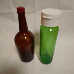 空き瓶2つ　茶色と緑