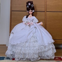 ウエディングドレスを着た人形