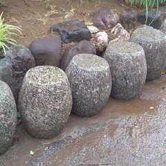 天然石テーブル・椅子セット・ガーデンテーブル（椅子は6脚有ります）