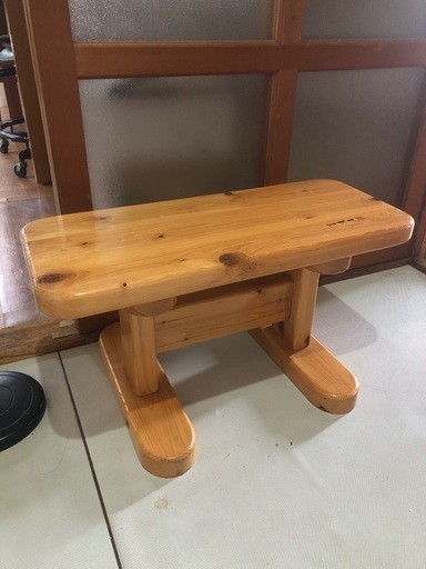 木のベンチになります