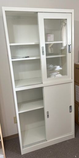 白 スチールキャビネット 鍵付き 保管庫 書庫 書棚 オフィス 事務用品 収納家具 引き戸タイプ アクリル窓仕様