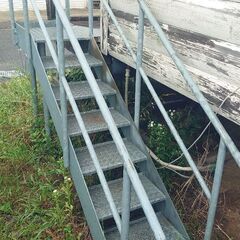 【♦第二弾】鉄板の階段  これは重宝❗❗『二度と手に入らない！』◑サイズ 約 間口50✕奥行200✕高さ(階段)110・手すりまで200